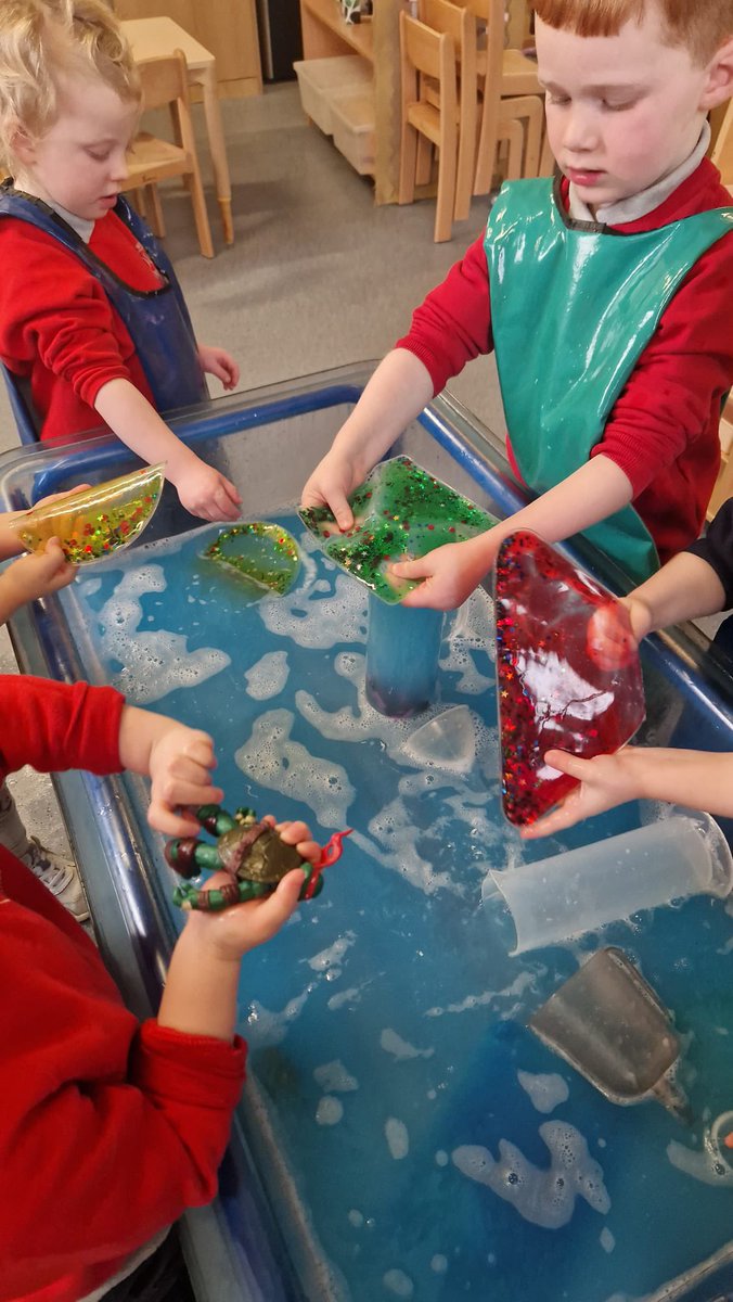 InverkipPrimary's tweet photo. What’s lurking at the bottom of the sea? Our nursery children found 🔍 a square, a circle, a rectangle and triangle. 🟪🟢🔺#shaperecognition https://t.co/RlgNqdDldo
