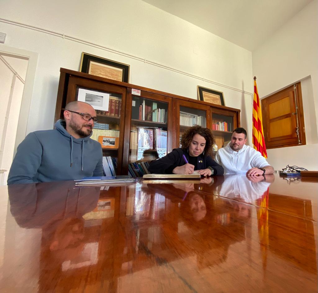 <a href="/AjGarriguella/">Ajuntament de Garriguella</a> <a href="/laia_co/">Laia Cañigueral</a> 🏘 La visita ha continuat a #Terrades on s'han reunit amb l'alcalde de l'<a href="/Ajterrades/">Ajuntament de Terrades</a>, <a href="/LluisBlavi/">Lluís Blavi</a>. 
La #delegada <a href="/laia_co/">Laia Cañigueral</a> ha ressaltat que "els micropobles són un valor pel territori i estem al seu costat, destinant esforços, per garantir la cohesió i l'equilibri territorial".
