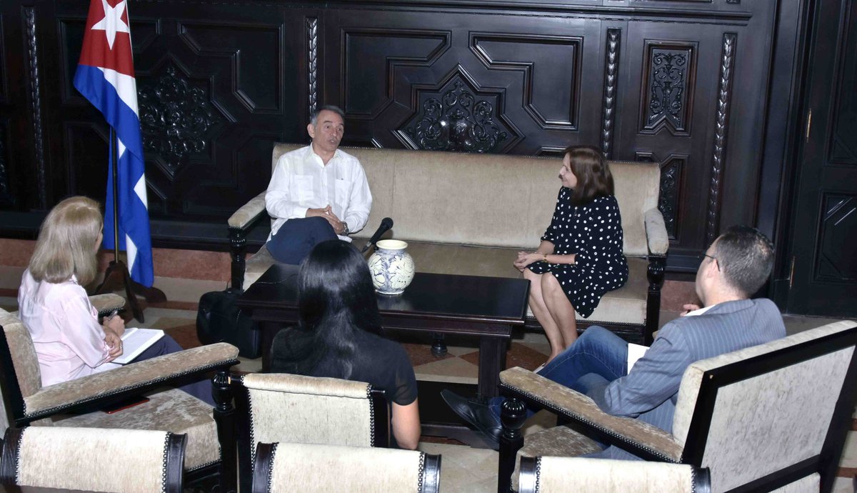 AsambleaCuba's tweet photo. Recibió @anamarianpp, vcpdta. de @AsambleaCuba🇨🇺, a Enrique Santiago @EnriqueSantiago, secretario general del Partido Comunista #España🇪🇦 @elpce y diputado del @Congreso_Es

En fraternal encuentro, ratificaron voluntad de fortalecer lazos interpartidistas e interparlamentarios https://t.co/c1KGgam4qT