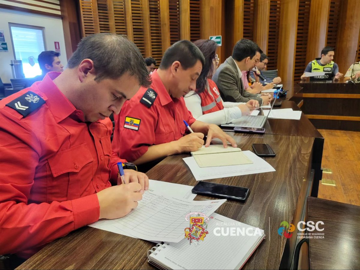 CSC_CUENCA's tweet photo. @cuevavpablo, Director Ejecutivo del #CSC_Cuenca, esta mañana mantuvo una reunión con representantes de las diferentes entidades de seguridad y control de la Corporación Municipal y del Estado Central.

#AmorPorCuenca ❤️💛
#CuencaLaCiudadMásSeguraDelPaís 🇪🇨 https://t.co/iGR6Cwm1RP