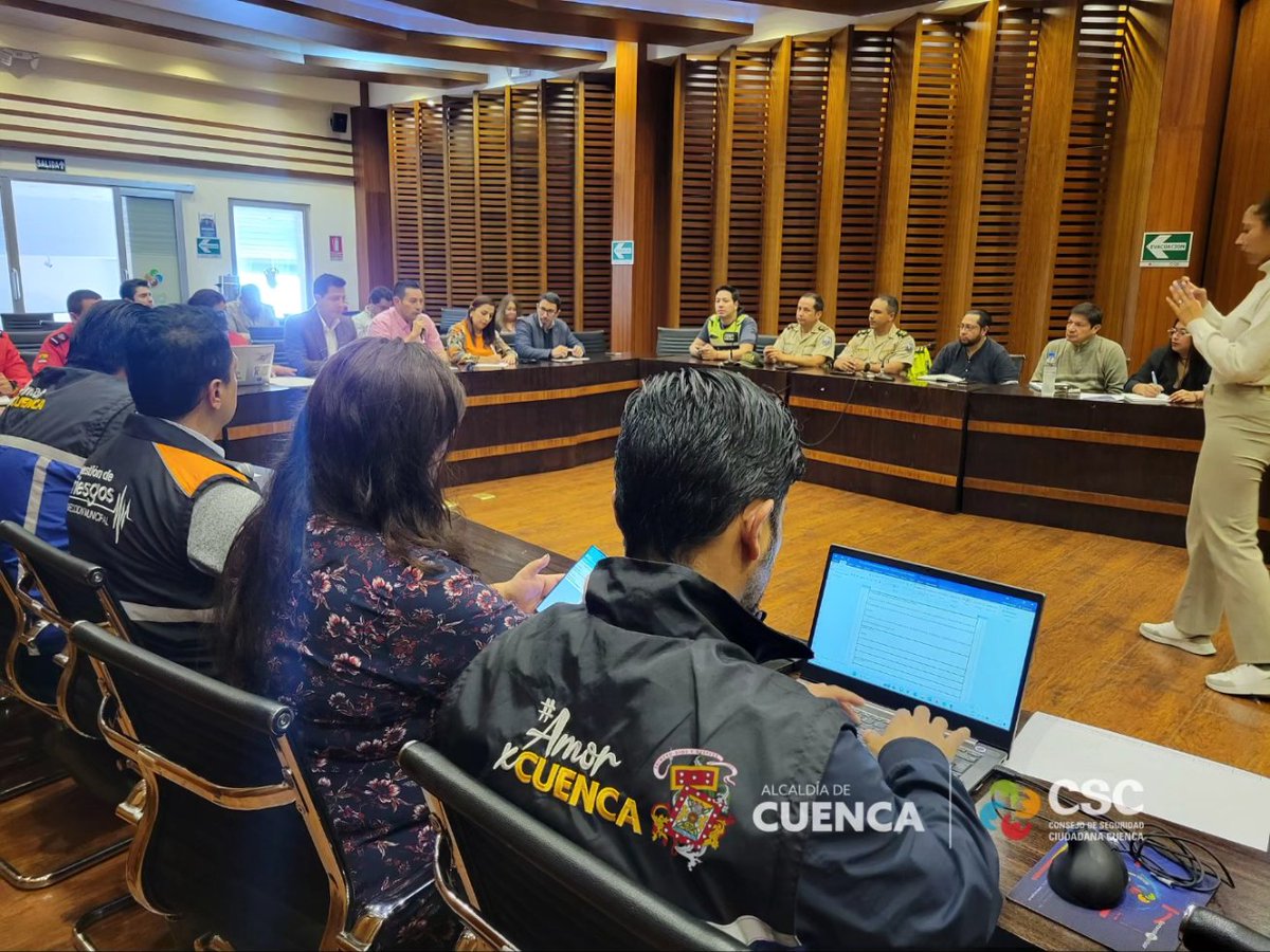 CSC_CUENCA's tweet photo. @cuevavpablo, Director Ejecutivo del #CSC_Cuenca, esta mañana mantuvo una reunión con representantes de las diferentes entidades de seguridad y control de la Corporación Municipal y del Estado Central.

#AmorPorCuenca ❤️💛
#CuencaLaCiudadMásSeguraDelPaís 🇪🇨 https://t.co/iGR6Cwm1RP
