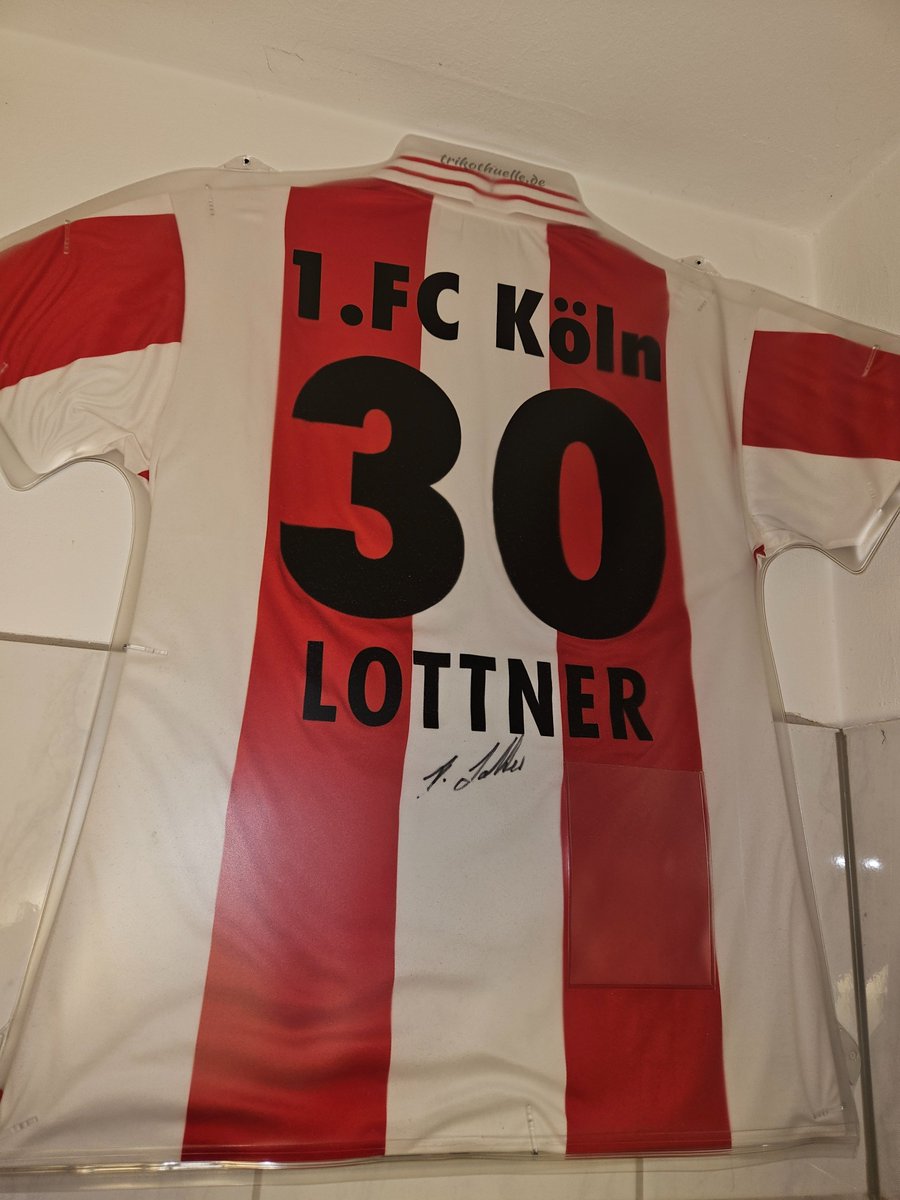 colognekicker's tweet photo. Mal wieder alles raus gekramt und ein aktuelles Foto von der Sammlung gemacht #effzeh #trikots #trikotsammlung https://t.co/B9kI3pJ2nM