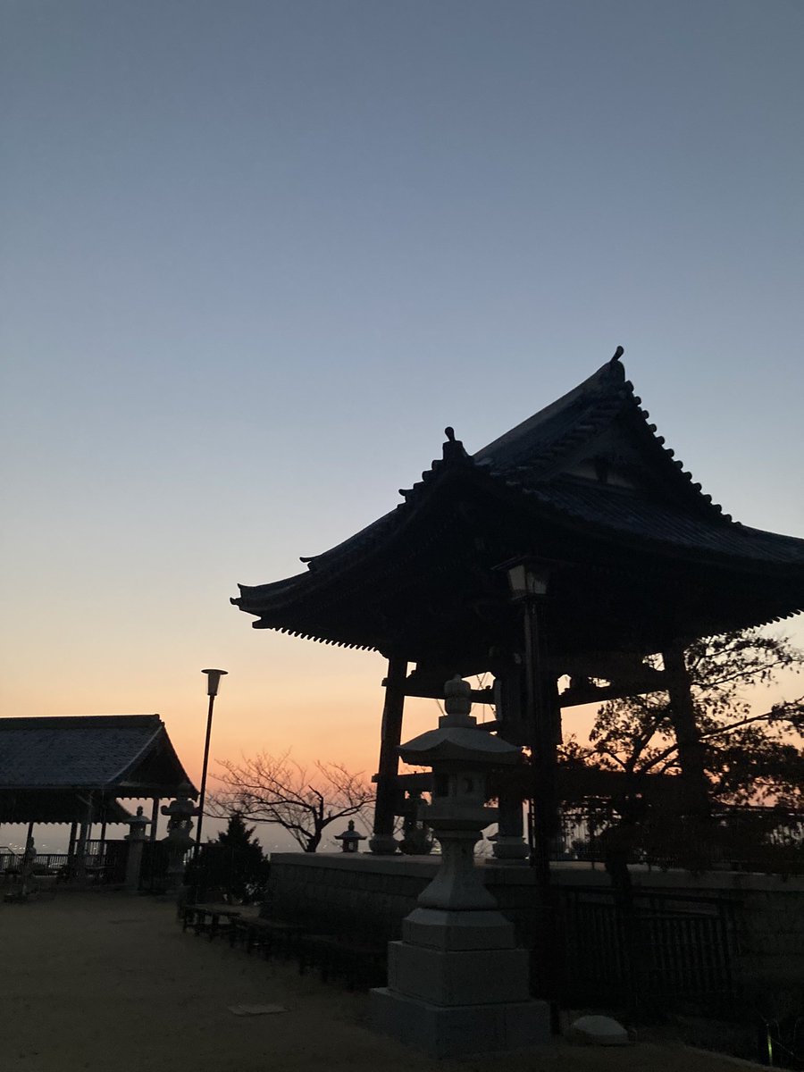 Daisuke64600510's tweet image. 見ゆる限り　
　山の連なりの　
　　雪白し　
　　　初日の光　
　　　　さしそめにけり
　　島木赤彦
1画像
映画Poltergeist (1982) 予告編
＃TobeHooper
監督生誕日
改めてご冥福を🍀
youtu.be/9eZgEKjYJqA?si… @YouTube

皆様ご機嫌良う🍀
各地で雪が…❄️💦
皆様良き日のお迎えを🍋