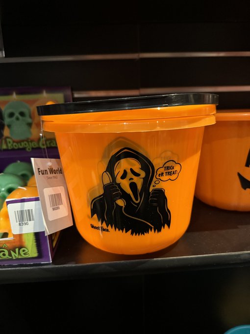 Yesterday I was at the Halloween Expo here in Vegas all day! Here&rsquo;s some fun Ghostface merch from Funworld<a href="/tag/lasvegas"class="tags"><span>#lasvegas</span></a><a href="/tag/scream"class="tags"><span>#scream</span></a><a href="/tag/ghostface"class="tags"><span>#ghostface</span></a><a href="/tag/nightmaretoys"class="tags"><span>#nightmaretoys</span></a><a href="/tag/halloweenexpo"class="tags"><span>#halloweenexpo</span></a>