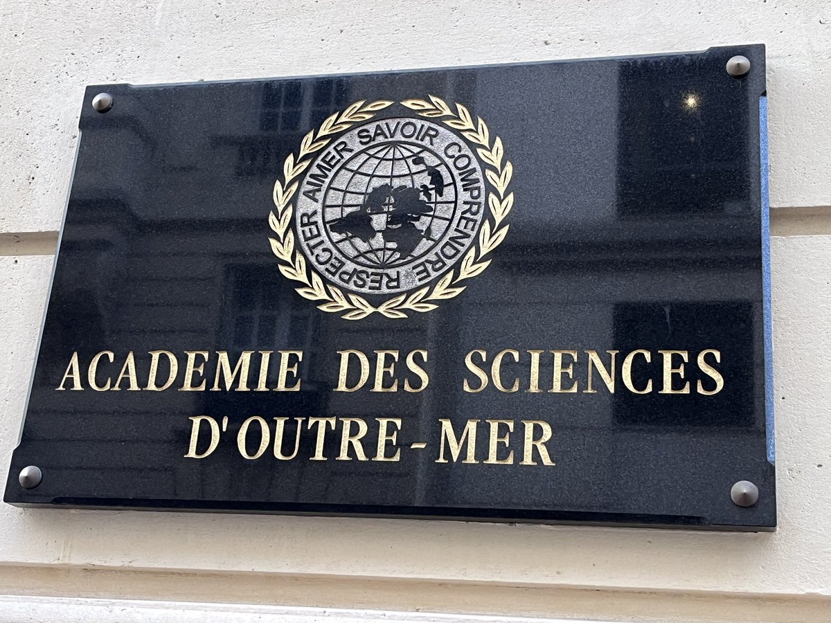 C'est à l'<a href="/ASOutreMer/">Académie des sciences d'outre-mer 🌐</a> que l'autrice #mauricienne Nathacha Appanah reçoit le Prix littéraire de La #Renaissance Française 2023 pour son roman « La mémoire délavée » <a href="/MercuredeFrance/">Mercure de France</a>). Ce prix est remis par Daniel Rondeau de <a href="/academie_fr/">Académie française</a> &amp; président du jury.