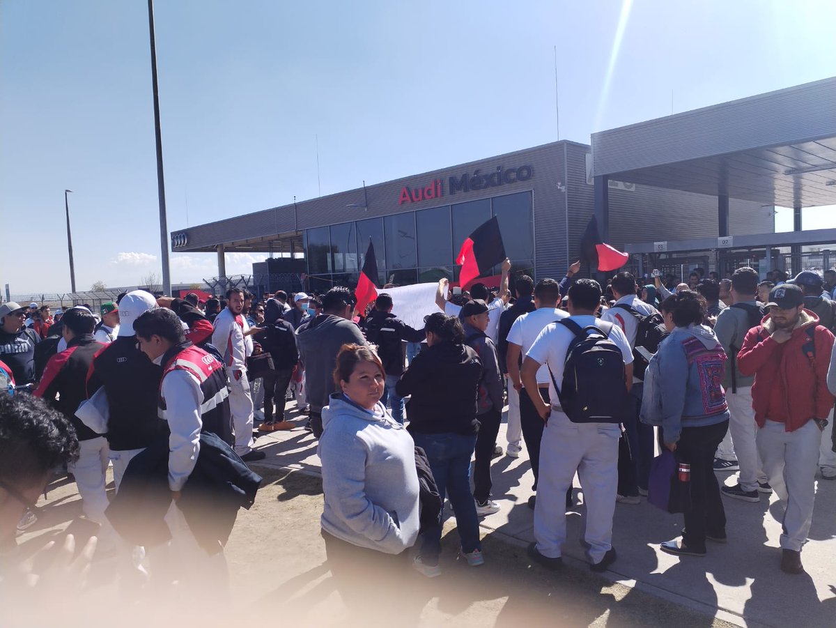 AlmanaquePuebla's tweet photo. #ÚltimaHora  ¡Momento histórico!

⚫🔴 Arranca la primera huelga de la armadora Audi en San José Chiapa, Puebla 🔴⚫

En punto de las 11 de la mañana, los trabajadores abandonaron sus puestos y salieron de la planta para dar inicio al paro de labores ante la falta de acuerdos sobre el incremento salarial