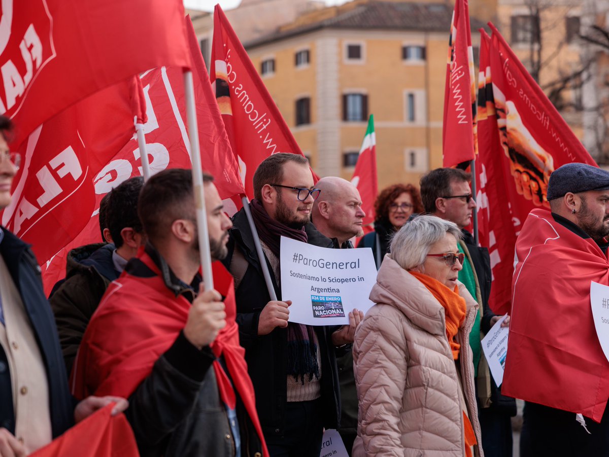 fpcgil_internaz's tweet image. En la plaza frente a la embajada argentina 🇦🇷 para apoyar la huelga general proclamada por la CGT, la CTA-T y la CTA-A contra las políticas ultraliberales del gobierno de Milei. ¡Su lucha es nuestra lucha!

#24EParoNacional