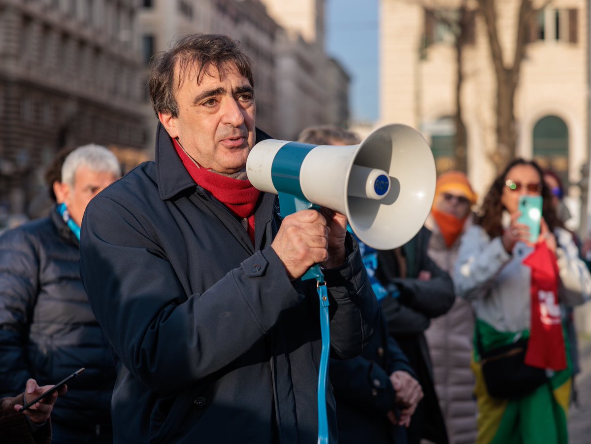 fpcgil_internaz's tweet image. En la plaza frente a la embajada argentina 🇦🇷 para apoyar la huelga general proclamada por la CGT, la CTA-T y la CTA-A contra las políticas ultraliberales del gobierno de Milei. ¡Su lucha es nuestra lucha!

#24EParoNacional