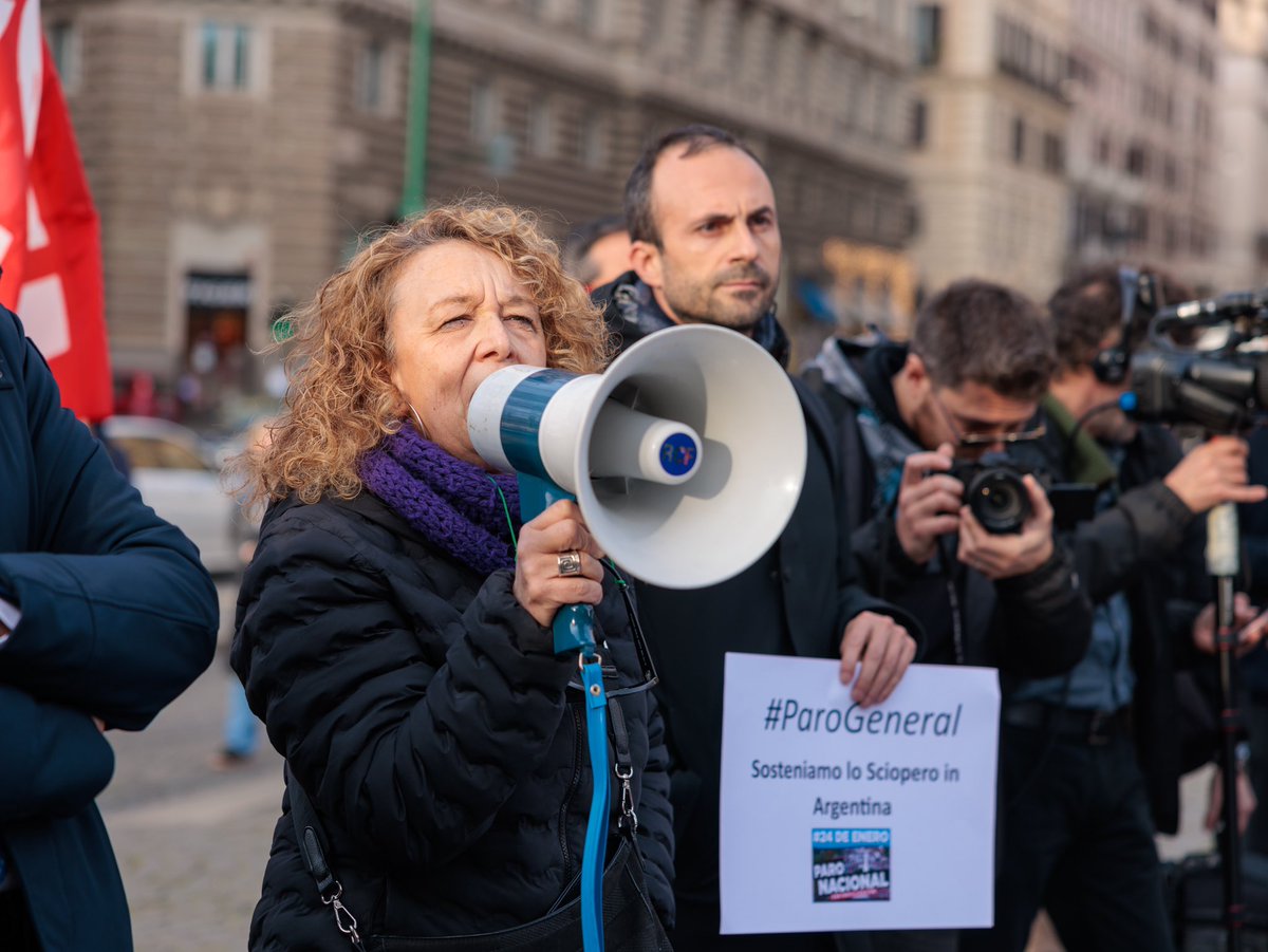 fpcgil_internaz's tweet image. En la plaza frente a la embajada argentina 🇦🇷 para apoyar la huelga general proclamada por la CGT, la CTA-T y la CTA-A contra las políticas ultraliberales del gobierno de Milei. ¡Su lucha es nuestra lucha!

#24EParoNacional