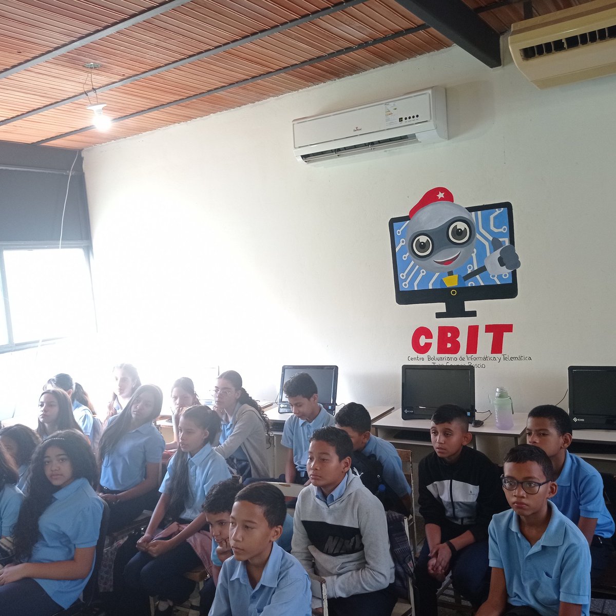 fundabitguaric2's tweet photo. #AlMomento Se desarrolla charla de Robótica Educativa en el L.B Juan Germán Roscio Nieves con apoyo de la Coordinadora Zonal Ing. @NaslyNd y del Formador Tecnológico Franklin Carapa construyendo las brigadas de Robótica en la Entidad
@NicolasMaduro
#FuriaBolivarianaActiva https://t.co/GiwSMPfclQ