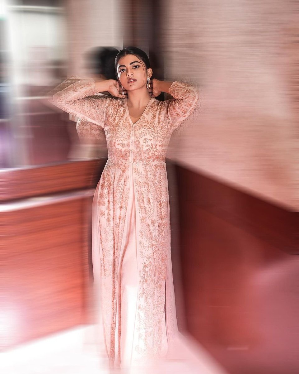 anandhikayaloff's tweet image. Just blur your negativity ❤️✨

#anandhi #kayalanandhi