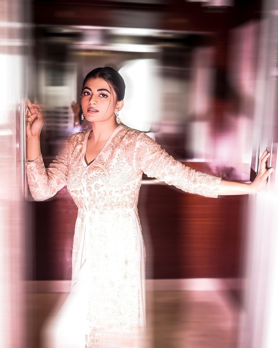 anandhikayaloff's tweet image. Just blur your negativity ❤️✨

#anandhi #kayalanandhi