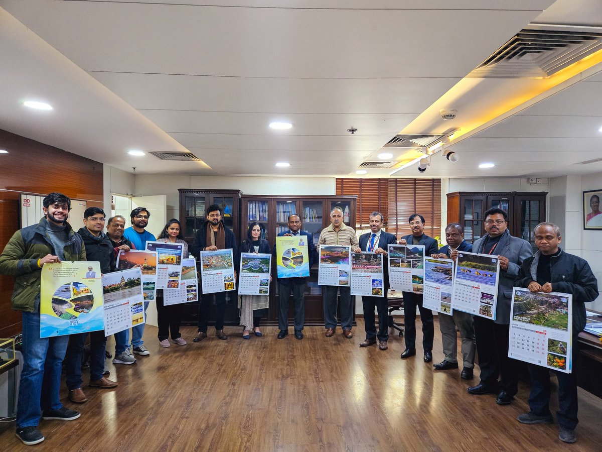 cleanganganmcg's tweet photo. माँ गँगा की हमारे जीवन में भूमिका व गँगा स्वच्छता के कर्तव्य का पालन करती पहल को समर्पित नमामि गंगे के कैलेंडर का आज वितरण किया गया।

#NamamiGange https://t.co/hQyH4bqvtQ