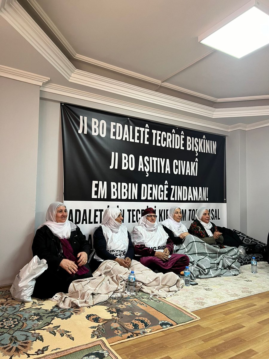 Adalet Nöbeti'nde olan Barış Annelerini ziyaret ettik. 

Dayanışmamızı büyütme, birlikte güçlenmeye devam edeceğiz!