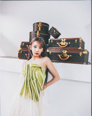 UpdateKGirl's tweet photo. LINDA!! Sakura do LE SSERAFIM em novas fotos para a edição de março da revista Numéro Tokyo. https://t.co/jPHqHNvpcs