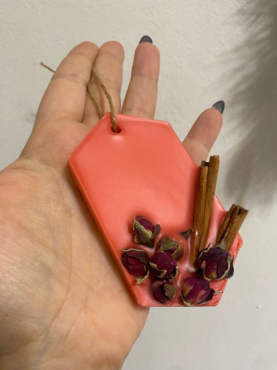 Готова делать на заказ флорентийское саше
Отдаю в крафт-пакете, в нем же можно положить в шкаф, чтобы отдавало аромат :)
Воск соево-кокосовый, соевый либо пчелиный, эфирные масла, сухоцветы, специи, можно цвет

Цена штуки ±200 рублей
Хочу подкупить новые формы, да и воск тоже 👀