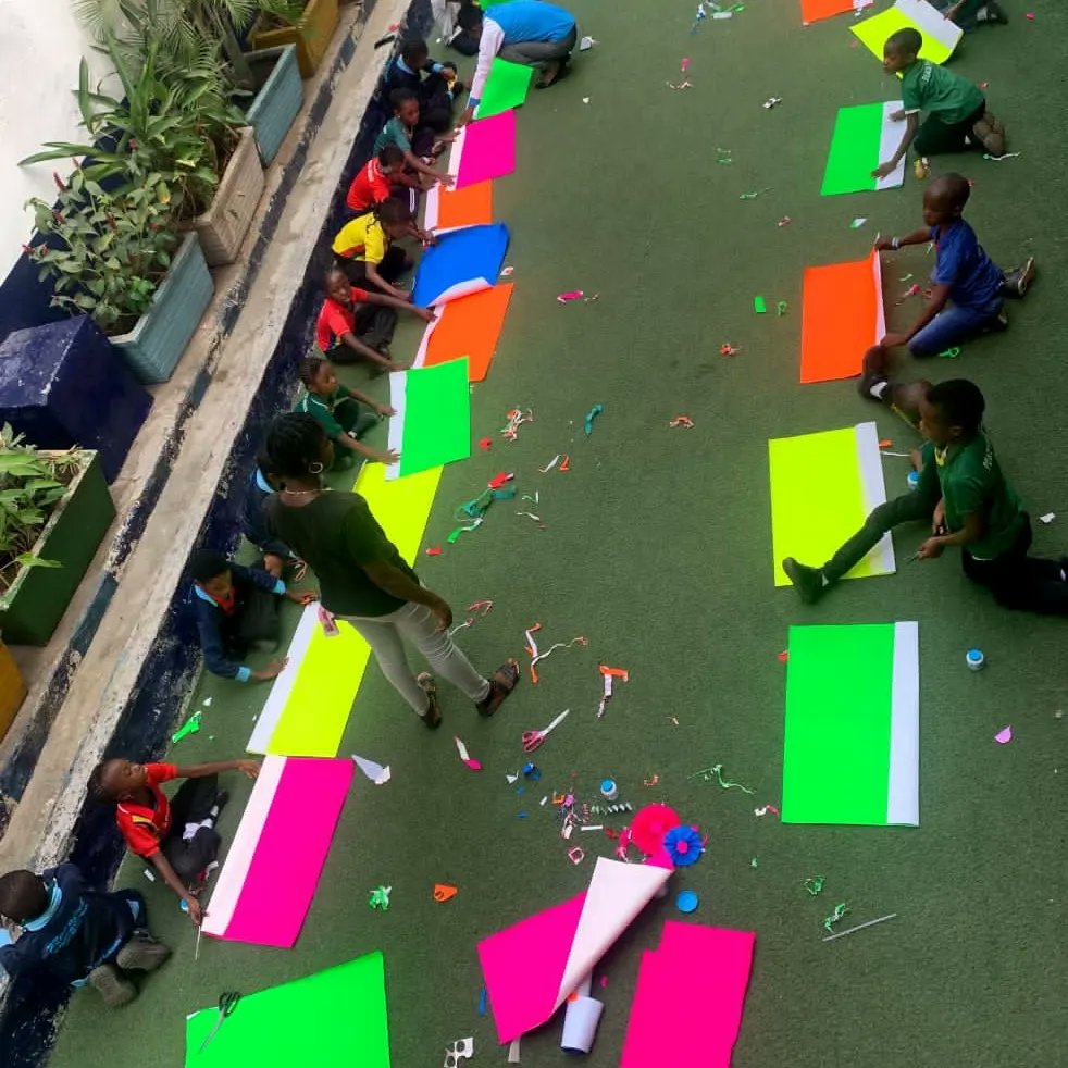 rosefulinterna2's tweet photo. Explore the vibrant world of learning at Roseful International Nursery And Primary School's outdoor class! Our pupils recently engaged in a creative session, crafting stunning split-circled fans from fluorescent papers. The result? A kaleidoscope of colors🌈📚🟡🔵🔴 https://t.co/cCDSAYu7mL
