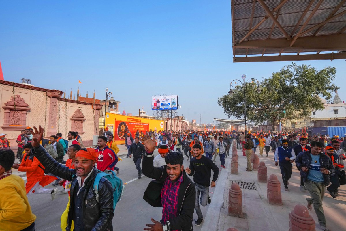 JagbaniOnline's tweet photo. ਰਾਮਲੱਲਾ ਦੇ ਦਰਸ਼ਨਾਂ ਲਈ ਸ਼ਰਧਾਲੂਆਂ 'ਚ ਭਾਰੀ ਉਤਸ਼ਾਹ, ਹੁਮਹੁਮਾ ਕੇ ਪਹੁੰਚ ਰਹੇ ਅਯੁੱਧਿਆ
#ShriRamLallaPranPratistha #HitechSecurity #Rammandir #Hindu #Ram #Devotee #Ayodhya #Hinduism #India #NarendraModi #JaiShreeRam #Hindutva #JaiShriRam #hindustan #Bharat #AmitShah #LordRama #AyodhyaRamTemple #AyodhyaRamMandir #Jagbani #LordRam #GrandConsecrationCeremony #RamJanmabhoomitemple
