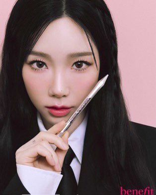 UpdateKGirl's tweet image. BELÍSSIMA!! Taeyeon do Girls' Generation linda em novas fotos para a Benefit Cosmetics Korea.
