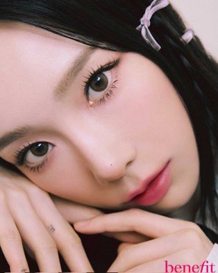 UpdateKGirl's tweet image. BELÍSSIMA!! Taeyeon do Girls' Generation linda em novas fotos para a Benefit Cosmetics Korea.