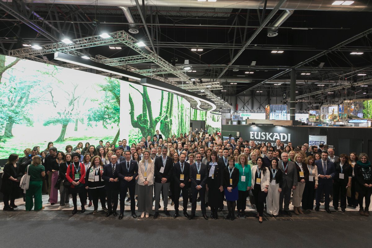 🌍 El Consejero @JHurtadoGV inaugura el stand de #FiturEuskadi2024. 👉 Un punto de encuentro para más de 130 profesionales y empresas del sector, todos comprometidos con un objetivo común: impulsar un #turismo #sostenible y responsable en #Euskadi. ➕ irekia.eus/irekia/3T4