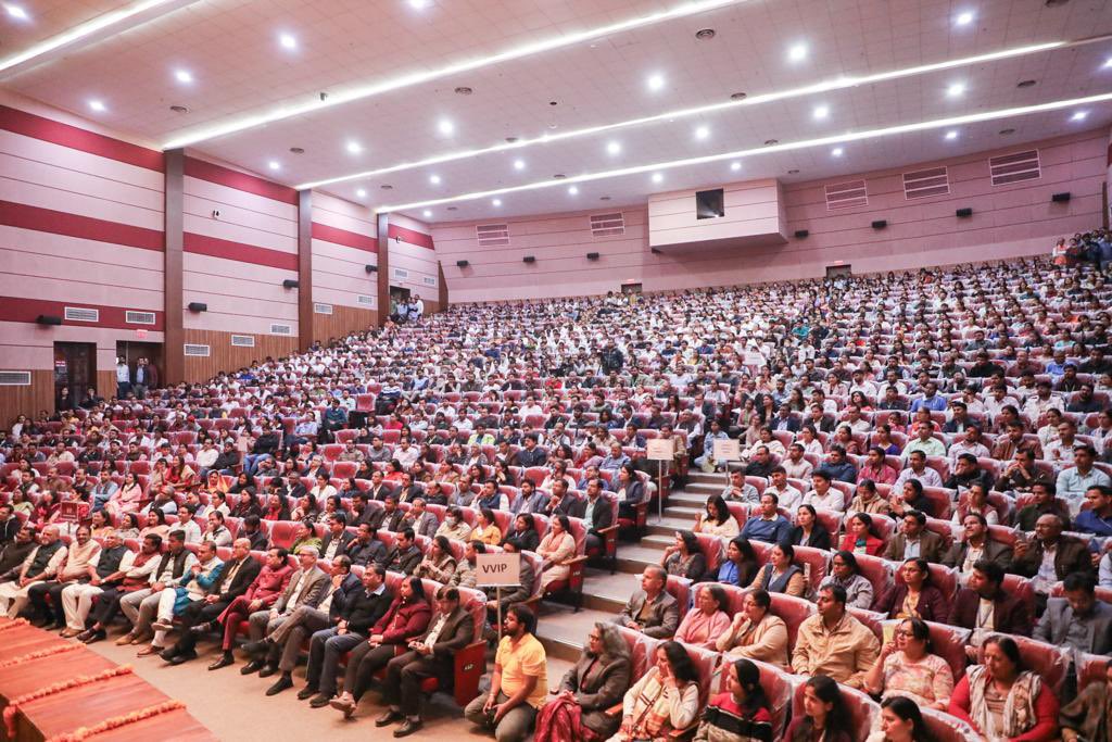 Gurudev's tweet photo. Addressed medical doctors &amp; faculty from @aiims_jodhpur. @ArtofLiving’s @aolresearch signed an MOU with AIIMS Jodhpur to conduct joint research on Sudarshan Kriya, yoga, meditation &amp; ayurveda. https://t.co/1NYx17v0CJ
