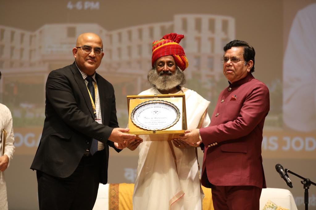 Gurudev's tweet photo. Addressed medical doctors &amp; faculty from @aiims_jodhpur. @ArtofLiving’s @aolresearch signed an MOU with AIIMS Jodhpur to conduct joint research on Sudarshan Kriya, yoga, meditation &amp; ayurveda. https://t.co/1NYx17v0CJ