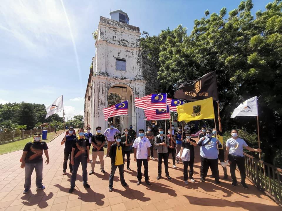 Haziqmahmur90an's tweet photo. nak nangis rasa.

perjuangan tukar nama bukit st paul kepada nama bukit melaka berjaya!

aku rasa ini antara movement 'gerila' paling berjaya. buat macam2. petisyen, himpunan protes, jumpa KM Melaka, kempen. akhirnya!

sesiapa yang tak rasa penukaran nama ni sebagai perkara yang signifikan, kita ucapan takziah buat jiwa-jiwa yang kalah lagi mandom.

ini baru permulaan. kita akan buat lagi untuk seterusnya.

kita henyak segala tinggalan saka penjajah laknatullah.