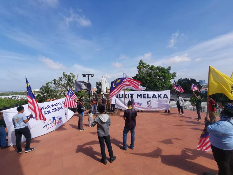Haziqmahmur90an's tweet photo. nak nangis rasa.

perjuangan tukar nama bukit st paul kepada nama bukit melaka berjaya!

aku rasa ini antara movement 'gerila' paling berjaya. buat macam2. petisyen, himpunan protes, jumpa KM Melaka, kempen. akhirnya!

sesiapa yang tak rasa penukaran nama ni sebagai perkara yang signifikan, kita ucapan takziah buat jiwa-jiwa yang kalah lagi mandom.

ini baru permulaan. kita akan buat lagi untuk seterusnya.

kita henyak segala tinggalan saka penjajah laknatullah.
