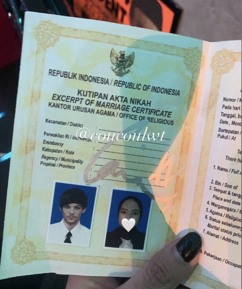 LT91UPDATESIT's tweet photo. 📸| Louis ha firmato un … certificato di matrimonio https://t.co/Vx5rrM8Eyr