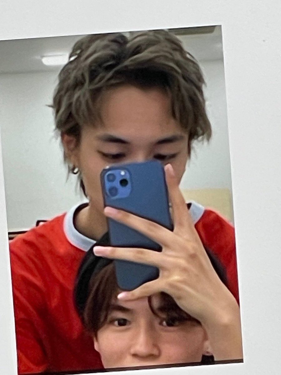 _KID_PHENOMENON's tweet photo. こんばんは🥷

ふとした時に写真フォルダ見たくならないですか？🤔
今日もメンバーとの懐かしい写真や動画を見ていると初めてのオンライントーク写真が出てきました🤣

瑠偉とちゃんと喋れるか緊張してたの懐かしい🤤🙈

めちゃくちゃ楽しかったな〜🧚‍♂️

今年もいっぱい皆さんに会ってお話出来ますように🧞‍♂️

by 蒼真🐰

#キドフェノ #川口蒼真
#KIDPHENOMENON