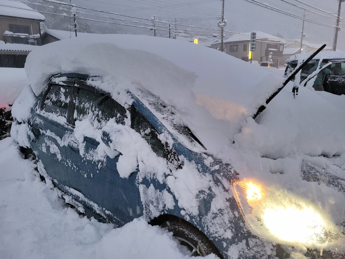 benikitu's tweet photo. 大雪警報(>_<)
出勤して、帰る時こんなんなった https://t.co/3jClz5OxwA