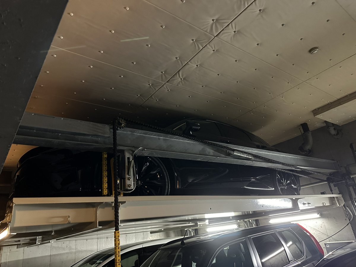 上段に上がってるんを横から見たら上当たってるか心配なるレベル。やはり立駐の規定は守るべし #クラウンスポーツ