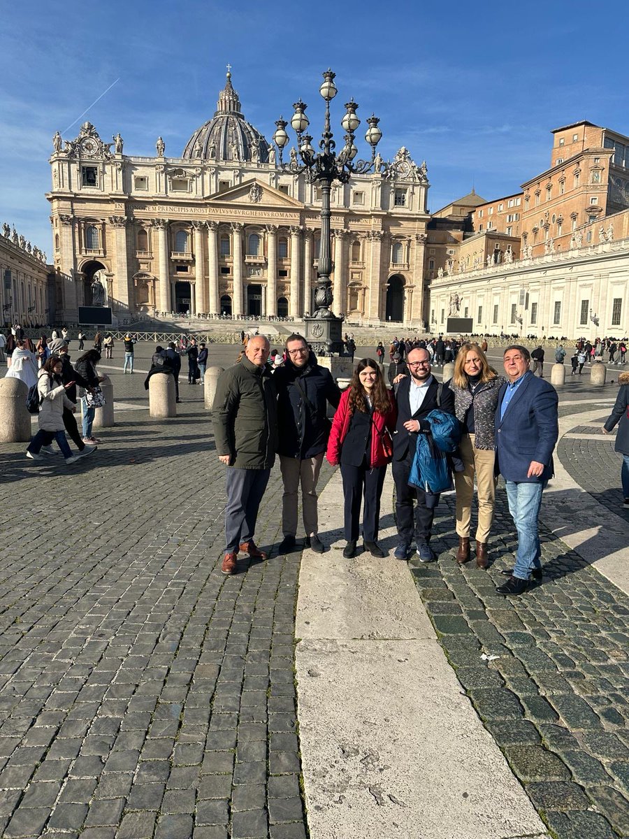 El <a href="/Pontifex_es/">Papa León XIV</a> recibe a <a href="/NadieSinCenar/">NadieSinCenar</a> <a href="/dpumadrid/">Pastoral Univ Madrid</a> <a href="/CaritasDPUMad/">CáritasUniversitaria</a> <a href="/alcudiamario/">Mario Alcudia</a>. “Estamos emocionados. Nos ha saludado y se ha interesado por nuestra labor”; el reparto el 24 de diciembre de cena a personas #sinhogar gracias a 700 #voluntarios <a href="/archimadrid/">Archidiócesis de Madrid</a>
caritasmadrid.org/actualidad/el-…