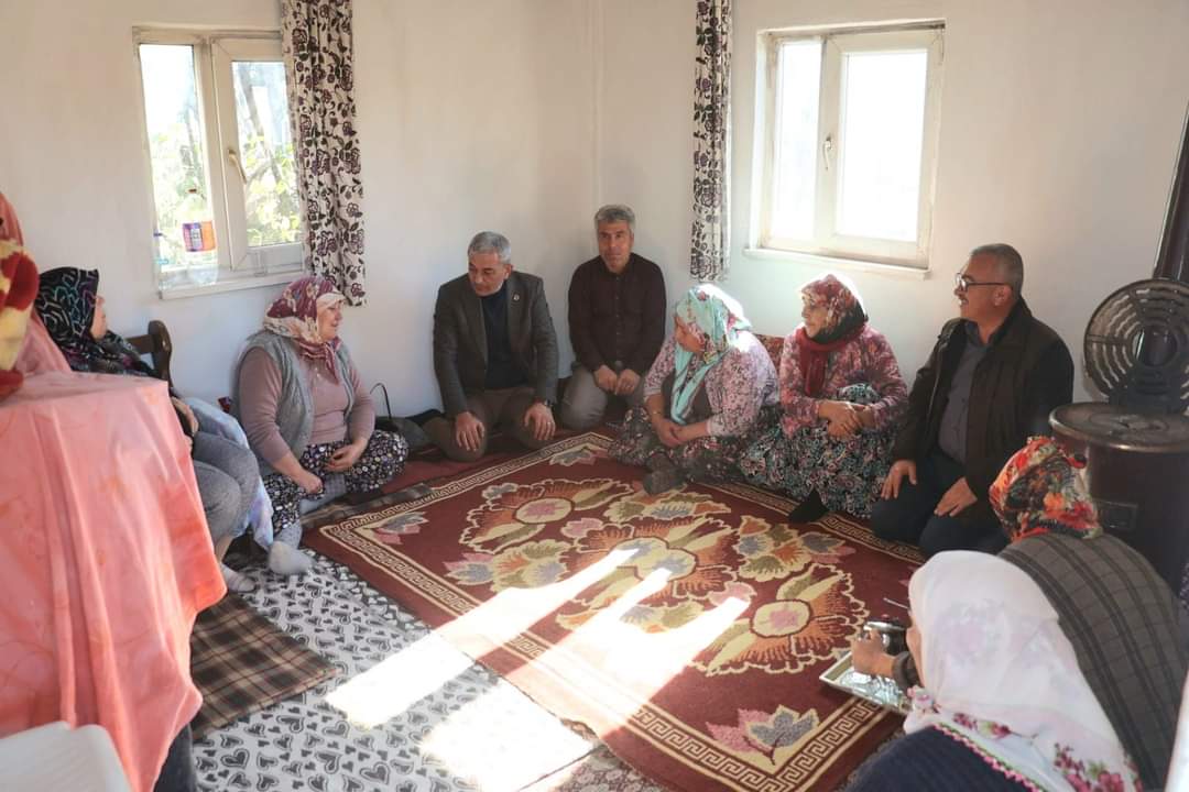 nedimkaplan09's tweet image. 📍#Çallı 

#AK Parti İlçe Başkanımız Ümit Özdemir ile birlikte Merhum Mehmet Gezer'in merhume eşi Keziban teyzemiz için ailesine taziye ziyaretinde bulunduk. 
Merhume Keziban teyzemize Allah'tan rahmet diliyorum.