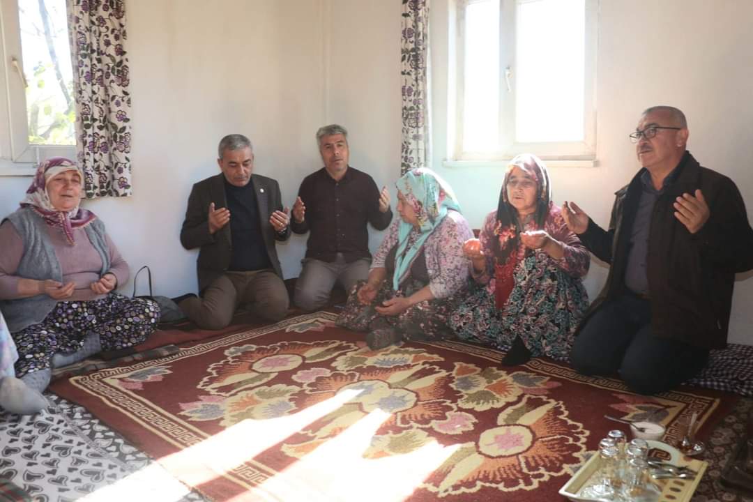 nedimkaplan09's tweet image. 📍#Çallı 

#AK Parti İlçe Başkanımız Ümit Özdemir ile birlikte Merhum Mehmet Gezer'in merhume eşi Keziban teyzemiz için ailesine taziye ziyaretinde bulunduk. 
Merhume Keziban teyzemize Allah'tan rahmet diliyorum.