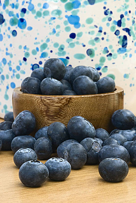 Choose your berry picking spot carefully! You might be eating Pucciniomycetes along with bilberries picked from the Southern Finland, and Umbelopsidomycetes if you go berry picking in Lapland! x.com/MicrobiomeJ/st…
#Bilberry #Blueberry <a href="/UniOulu/">University of Oulu</a> (photo: Pngtree)