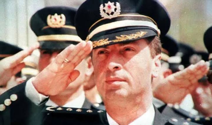 Şehadetinin 23. yıl dönümünde Diyarbakır Emniyet Müdürü Ali Gaffar Okkan’ı, onunla birlikte şehit olan emniyet mensuplarını ve bu vatan için canlarını feda etmiş tüm şehitlerimizi

saygı ve rahmetle anıyorum. 

#GaffarOkkan