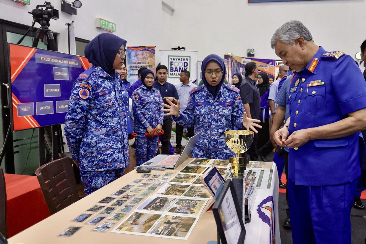 DrZahidHamidi's tweet photo. Mungkin ada di antara kita pernah menghubungi Angkatan Pertahanan Awam (APM) bila berlaku kecemasan daripada bencana seperti tanah runtuh & banjir sehingga yang terperangkap dan menangkap ular yang berkeliaran di rumah. 

Hari ini saya bersama sebuah agensi rakyat yang amat penting dan semakin dekat di hati masyarakat sebagai sebahagian daripada tugas saya yang kini kembali menerajui APM.  

Pencapaian dan peranan APM semakin besar namun taklimat yang diberikan kepada saya tadi, saya melihat banyak transformasi dan penjenamaan perlu dilakukan. 

Antaranya adalah menterlibatkan lebih ramai golongan untuk bersama APM sama ada di kalangan pegawai ataupun sukarelawan APM bagi memastikan anggota agensi ini diperluas dan seterusnya mempunyai lebih ramai perwakilan di seluruh negara. Saya lontarkan cadangan untuk membawa artis tempatan, wartawan serta pempengaruh untuk sertai APM di bawah Briged Seni untuk menjadi sukarelawan membantu ketika situasi kecemasan dan bencana. 

Saya mulakan dengan membawa pasukan  pimpinan tertinggi saya di KKDW untuk menerima pentauliahan dan Insya-Allah beransur ke peringkat akar umbi sehingga lah peringkat Ketua Kampung dan Ketua Masyarakat. 

Mari lah bersama saya dan APM dalam menterjemah peranannya. Keberadaan saya di sini adalah untuk menjadi pemudahcara dan keutamaan saya pastinya menjadikan APM antara agensi keselamatan yang terkehadapan untuk membela kesejahteraan rakyat di seluruh negara.

#APM
#KerajaanPerpaduan
#MalaysiaMadani