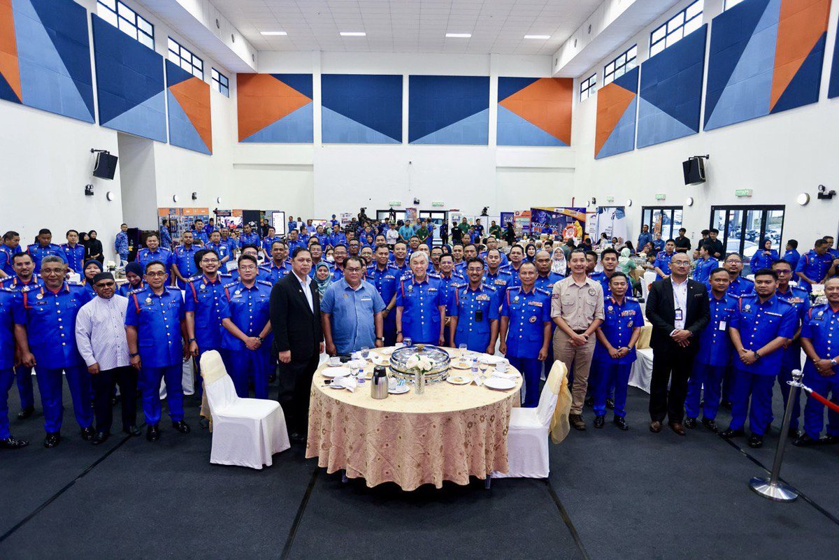 DrZahidHamidi's tweet photo. Mungkin ada di antara kita pernah menghubungi Angkatan Pertahanan Awam (APM) bila berlaku kecemasan daripada bencana seperti tanah runtuh & banjir sehingga yang terperangkap dan menangkap ular yang berkeliaran di rumah. 

Hari ini saya bersama sebuah agensi rakyat yang amat penting dan semakin dekat di hati masyarakat sebagai sebahagian daripada tugas saya yang kini kembali menerajui APM.  

Pencapaian dan peranan APM semakin besar namun taklimat yang diberikan kepada saya tadi, saya melihat banyak transformasi dan penjenamaan perlu dilakukan. 

Antaranya adalah menterlibatkan lebih ramai golongan untuk bersama APM sama ada di kalangan pegawai ataupun sukarelawan APM bagi memastikan anggota agensi ini diperluas dan seterusnya mempunyai lebih ramai perwakilan di seluruh negara. Saya lontarkan cadangan untuk membawa artis tempatan, wartawan serta pempengaruh untuk sertai APM di bawah Briged Seni untuk menjadi sukarelawan membantu ketika situasi kecemasan dan bencana. 

Saya mulakan dengan membawa pasukan  pimpinan tertinggi saya di KKDW untuk menerima pentauliahan dan Insya-Allah beransur ke peringkat akar umbi sehingga lah peringkat Ketua Kampung dan Ketua Masyarakat. 

Mari lah bersama saya dan APM dalam menterjemah peranannya. Keberadaan saya di sini adalah untuk menjadi pemudahcara dan keutamaan saya pastinya menjadikan APM antara agensi keselamatan yang terkehadapan untuk membela kesejahteraan rakyat di seluruh negara.

#APM
#KerajaanPerpaduan
#MalaysiaMadani