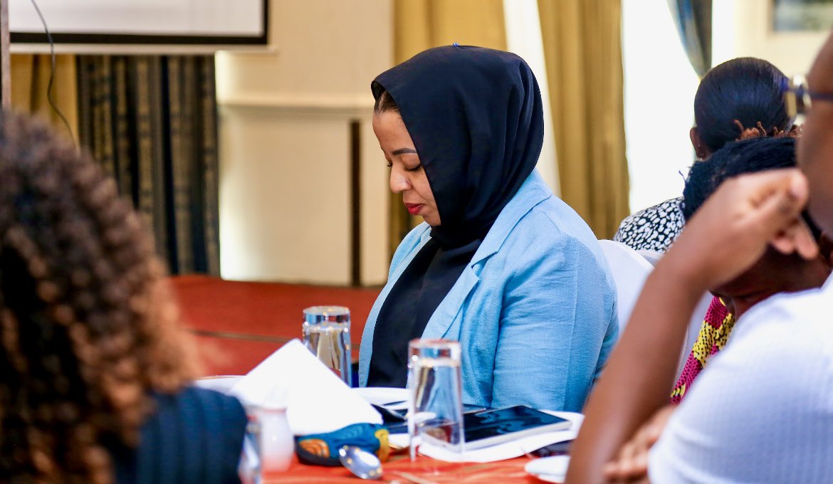 Najmmer's tweet photo. With Hon @ChiggaiCS at the Editors Guild @KenyaEditors Forum on the Data Capacity for Evidence Informed Decision Making. @ldriafrica 
#PressclubKe
 #GenderData4dev https://t.co/DzBMo1UYTQ