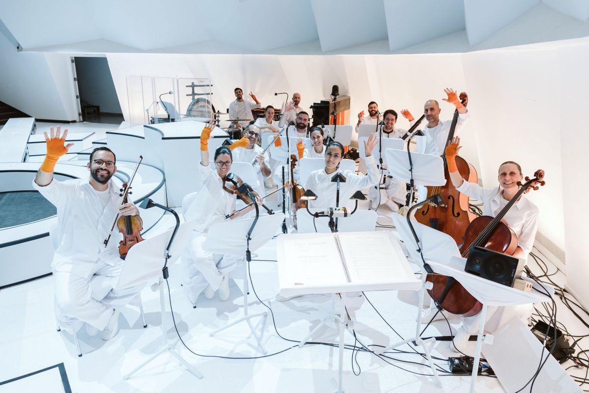 Asómate al backstage de #TroubleinTahitiADT.🔎🍊

Entre tonos naranjas, blancos y grises, nuestros técnicos, músicos, equipo artístico y elenco han preparado la puesta en escena de esta ópera que ha agotado entradas en sus cuatro funciones. ¿Qué elemento te llama más la atención?