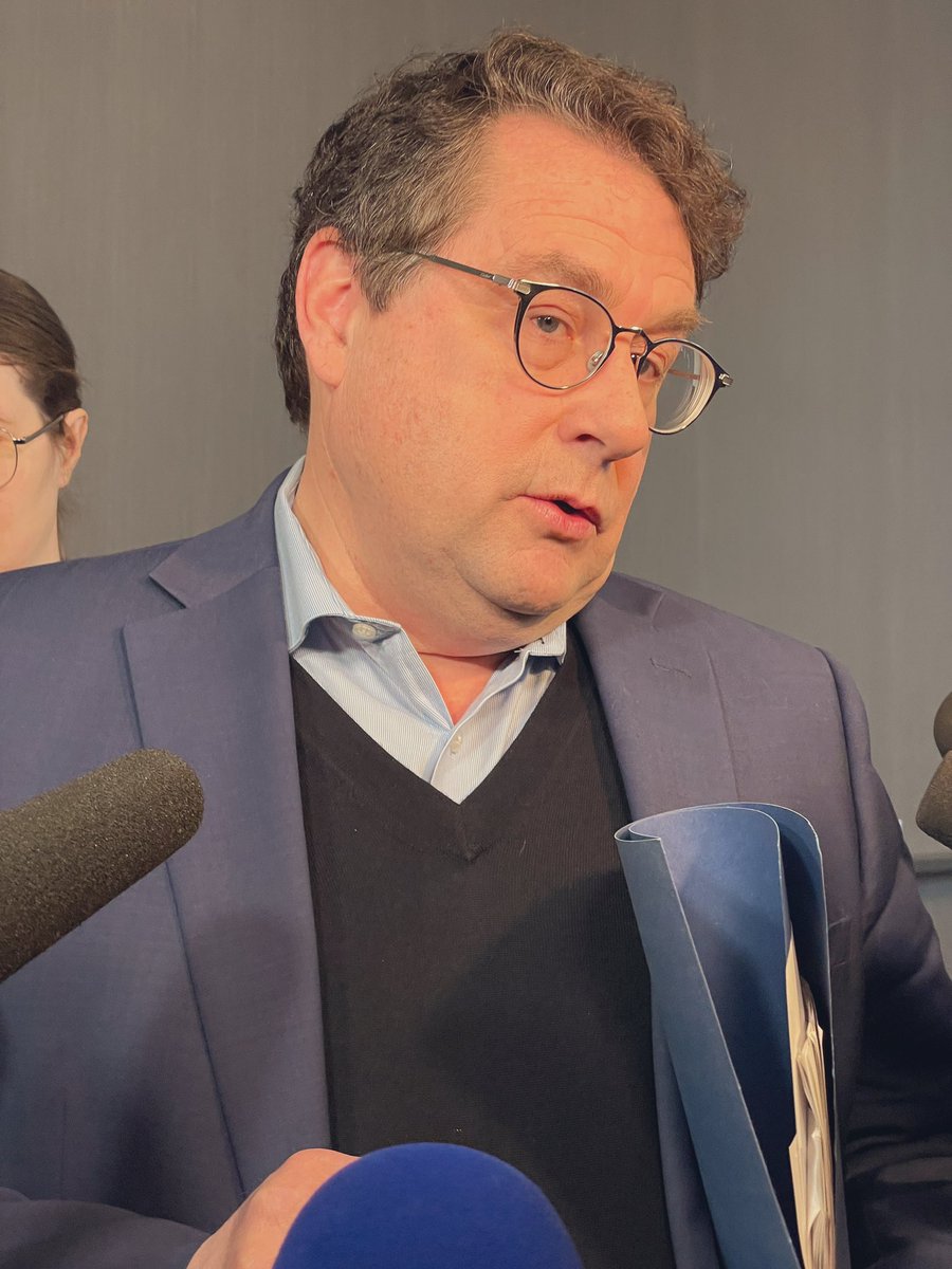 Avant d’entrer au caucus de son parti, Bernard Drainville demande à Justin Trudeau d’arrêter « le bar ouvert en immigration ». Il y a selon le ministre plus de 1200 classes de francisation, l’équivalent de 50 écoles primaires actuellement au Québec. #polqc