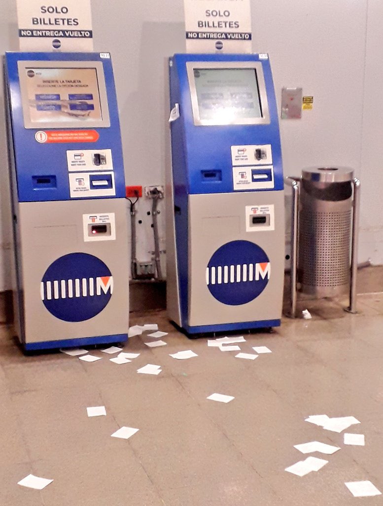 YO me hago una pregunta.!? <a href="/elmetrodepanama/">El Metro de Panamá</a> Ustedes pueden multar con $500 💰💳💵 a las personas que incurran en esta cochinada, esto lo hacen por que les da igual quien haga este digno trabajo de mantenimiento, justo es castigar a quien falte a las normas y buen uso del metro.