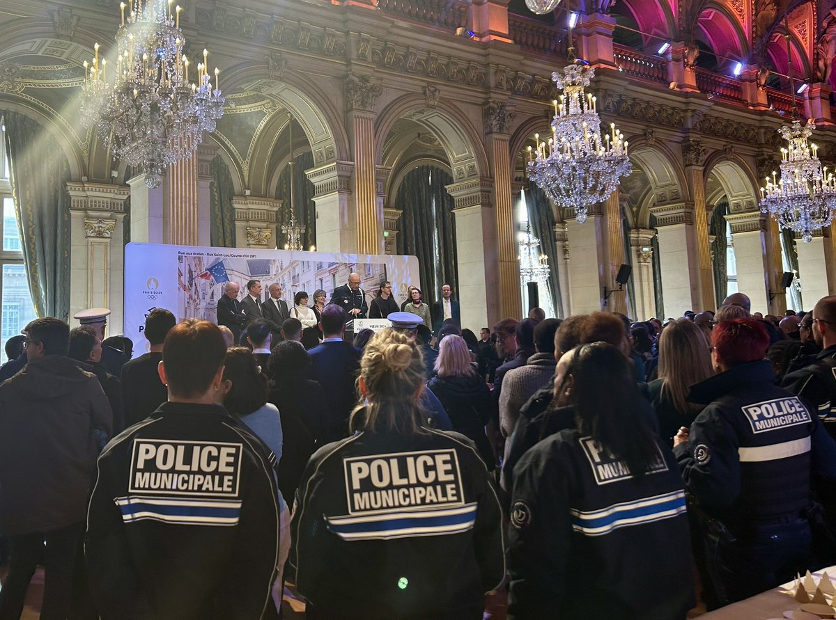 Alx_Jardin's tweet photo. Vœux à la Direction de la Police Municipale de Paris ✨

L’occasion de remercier l’ensemble des agent•e•s pour leur travail au quotidien pour la tranquillité et la sécurité des parisien•ne•s.

Mention spéciale à Véronique, notre cheffe de circonscription du 20e, première femme Directrice de la Police Municipale de @Paris 👏