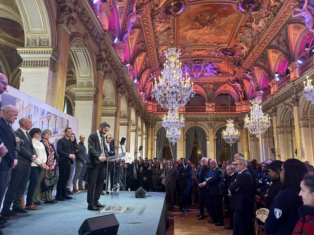Alx_Jardin's tweet photo. Vœux à la Direction de la Police Municipale de Paris ✨

L’occasion de remercier l’ensemble des agent•e•s pour leur travail au quotidien pour la tranquillité et la sécurité des parisien•ne•s.

Mention spéciale à Véronique, notre cheffe de circonscription du 20e, première femme Directrice de la Police Municipale de @Paris 👏