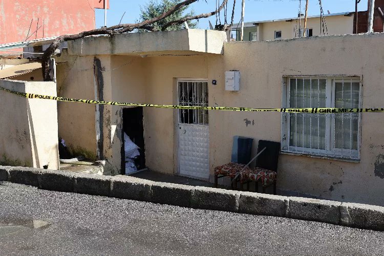 İzmir’in Karabağlar ilçesinde kapının camını kırarak zorla içeri giren yabancı uyruklu L.M. (30), 34 yaşındaki S. Ediz’i bıçakla yaraladı, olayı görüp yardım çığlığı atan S. Ediz’in 12 yaşındaki kızı Behiye Ediz'i ise bıçaklayarak öldürdü. Kaçan şüpheliyi yakalama çalışmaları