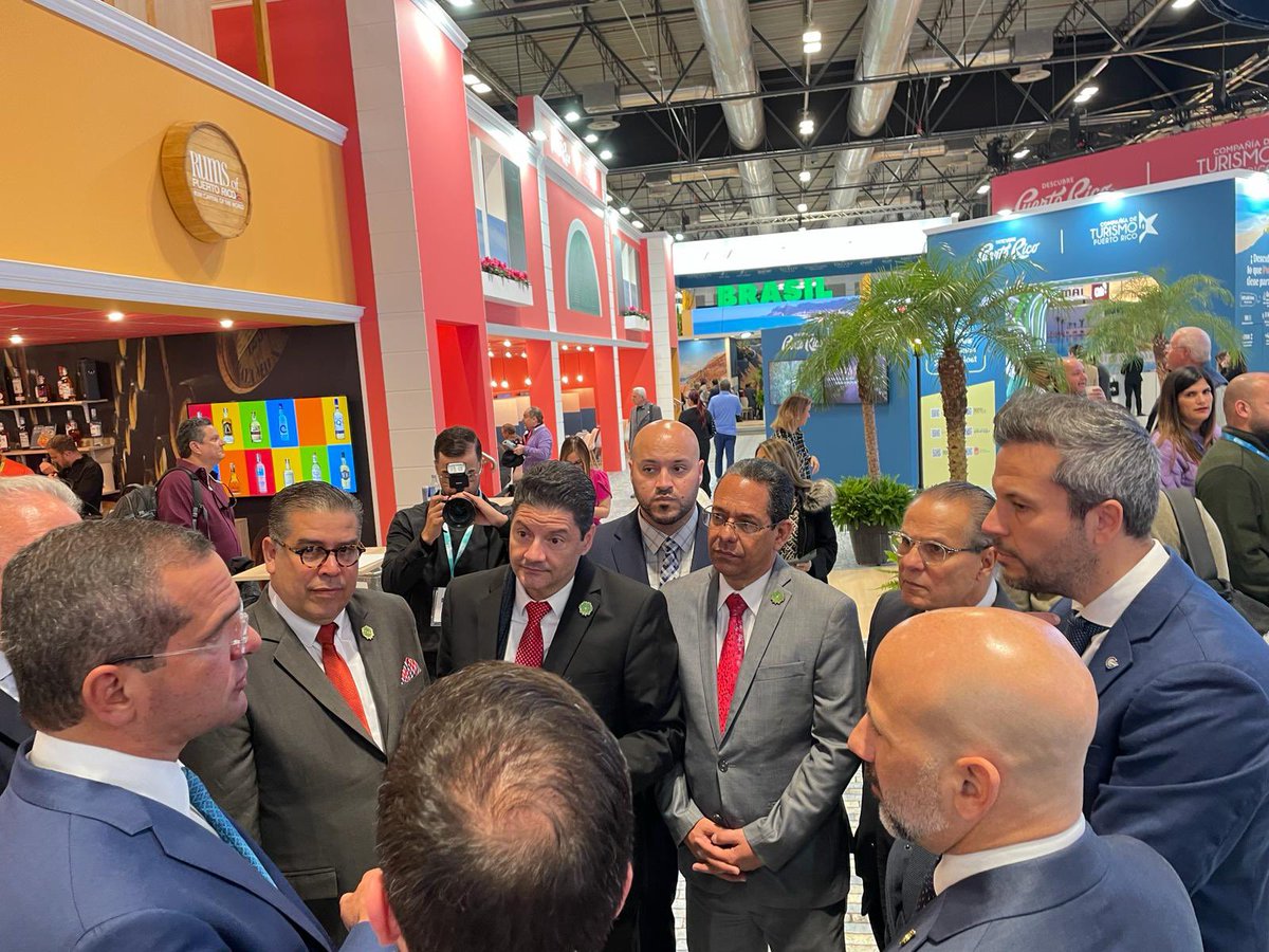 SamuelCepedaPR's tweet photo. El Corillo del bipartidismo excursionista/viajero juntitos en Madrid con fondos públicos mientras Puerto Rico está en quiebra.

En la foto faltan:
• Los soplapotes del Director de Turismo (empleados)
• Soplapotes legislativos
• Entourage de Fortaleza 
• Contratistas https://t.co/icLx1n071A