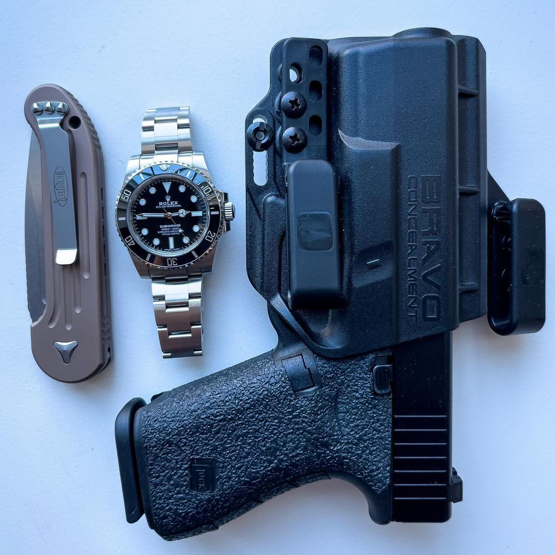 Daily things.

Repost from @divebezels 
•
•
•
•
#lancaster #lancasterpa #rolexsubmariner #toolwatch #rolex #luxury #watchfam #submariner #dailywatch #divebezels #submarinerdate #wristcheck #watchesandcoffee #edc #edcgear #bravoconcealment #microtech #watchesandknives