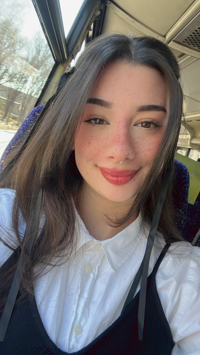 Vivo en una distorsión de la realidad donde voy a cumplir 25 en unos días pero yo creo firmemente que tengo 21 🥲😂